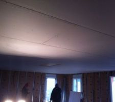 Les ouvriers ont commenc&eacute; par l &eacute;tage (plafond et murs en isolation)