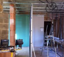 Un petit avant go&ucirc;t du cloisonnement de la cuisine et de la salle d'eau au rdc