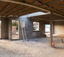 Int&eacute;rieur, entr&eacute;e, salon, bureau et garage