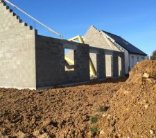 Les murs sont mont&eacute;s et la charpente livr&eacute;e.