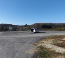 Voil&agrave; ce qu'il y a en face du terrain un grand parking c'est super quand on aura du monde a la maison lol en esp&eacute;rant qu'on est ce terrain ^^