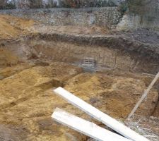 Creusement des fouilles entre les puits