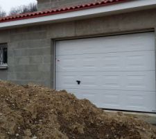 Livraison et pose des menuiseries. Porte de garage de 300x200 en ISO 45 de la marque NOVOFERM , erreur de commande de leur part car j ai commandé une porte sans cassettes. Bien sûr, il a fallu qu ils me commandent le contraire. Réclamation en cours...ils n auront pas le choix de me la changer car j aime pas du tout cet aspect "vieillot".