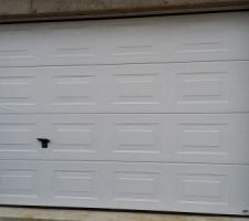 Livraison et pose des menuiseries. Porte de garage de 300x200 en ISO 45 de la marque NOVOFERM , erreur de commande de leur part car j ai commandé une porte sans cassettes. Bien sûr, il a fallu qu ils me commandent le contraire. Réclamation en cours...ils n auront pas le choix de me la changer car j aime pas du tout cet aspect "vieillot".