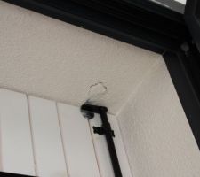 But&eacute;e de volet qui bouge, l'enduit s'est cass&eacute;.