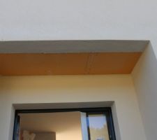 Il manque de l'enduit. Le porche a &eacute;t&eacute; oubli&eacute;. Le coffrage du tuyau de chemin&eacute;e n'est pas termin&eacute; et des angles de mur n&eacute;cessitent une reprise.