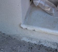 5 appuis de fen&ecirc;tre et de porte sont cass&eacute;s. Notre CDT nous a dit que cela serait repris, apparement cela arrive souvent.