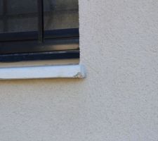 5 appuis de fen&ecirc;tre et de porte sont cass&eacute;s. Notre CDT nous a dit que cela serait repris, apparement cela arrive souvent.