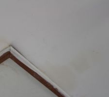 La trappe d'acc&egrave;s aux combles est mal fix&eacute;e, aussi comme elle a &eacute;t&eacute; d&eacute;plac&eacute;e 3 fois, il y a de nombreuses reprises d'enduit &agrave; faire.