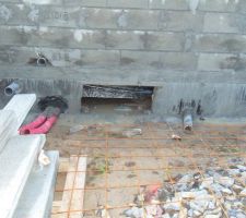 Petite ouverture pour aller sous le vide sanitaire si besoin.
Elle sera bouchée avec une plaque de béton quand le terrassier interviendra