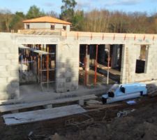 Petite vue du haut de la butte de terre.
Le coffrage est pr&ecirc;t pour le coulage