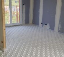 Plaques d'isolant dans le salon