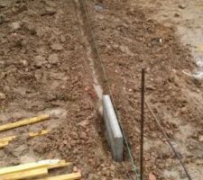 Pose des bordures en béton pour la descente du garage.