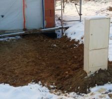 Coffret gaz enfin posé, même sous la neige le remblais de la tranchée est fini.