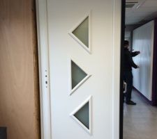 CMSP : notre belle porte d'entrée en bois exotique peinte en blanc! hihihi. On voit aussi notre porte de garage derrière à droite