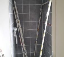 Après un passge en peinture, la porte de douche est arrivée