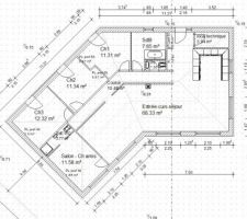 Plan de masse avant optimisation.
Les ouvertures orientées nord sont des portes fenêtres (H225 et non 215 comme indiqué)
Hauteur sous plafond : 265 cm.
Toiture 4 pans à 35 deg, couverture en ardoise.