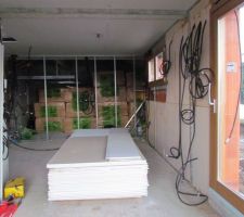 La cloison qui séparera le garage de la pièce de vie commence !!!