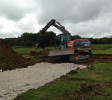 Intervention de ALEX ASSAINISSEMENT pour r&eacute;aliser le terrassement et l'acc&egrave;s un chantier. Un travail propre et pr&eacute;cis.
