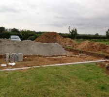 Mise en place des fondations. A noter la qualité des fouilles qui assurent un remblais minimum autour des fondations.