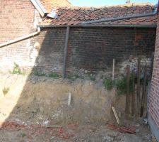 Pour éviter que la pluie ne fasse ébouler les terres qui soutiennent le mur, en attendant les gouttières nous avons provisoirement envoyer les eaux de récupération de chéneau dans la gouttière du voisin