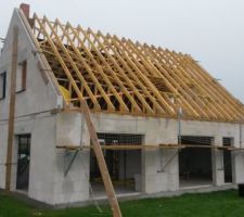 Charpente en place... La rapidit&eacute; de montage est impressionnante.