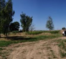 Vue panoramique avec la maison du voisin qui a commenc&eacute; &agrave; pousser.