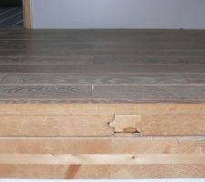 Détail de la composition du plancher de l'étage : panneau de klh, isolant en fibre de bois de 40mm avec lattes et parquet massif en chène cloué.