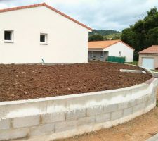 Fin terrassement suite construction mur.