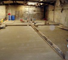 Le hangar en l'état actuel. 
On voit que le sol a des niveaux différents, mais des caniveaux pour les réseaux. 
Tout actuel en tôles.