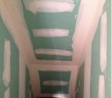 Escalier d'accès au sous-sol, également maçonné devant être recouvert de carrelage (CERABATI REVE URBAIN GRIS).