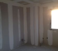 Chambre C vue sur cloison séparative avec Salle de bain