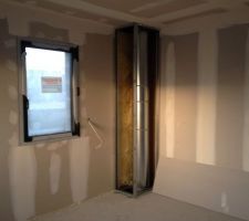 Chambre C vue sur fenetre simple vantail et sur le conduit de fumée Poujoulat qui sera isolé et coffré.