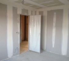 Chambre J et vue sur porte entrée