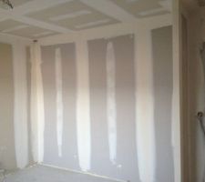 Chambre V vue sur espace dressing et Ã  droite porte