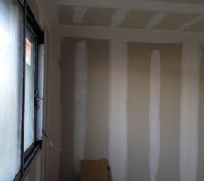Chambre V vue sur cloison lit