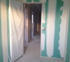 Salle de bain de l'étage avec vue sur le couloir