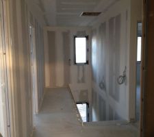 Hall de l'ÃÂ©tage vue sur escalier d'accÃÂ¨s au rez-de-chaussÃÂ©e