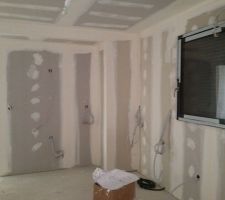 Cuisine vue sur fenêtre et sur le mur de cuisson en limite séparative avec le cellier buanderie.