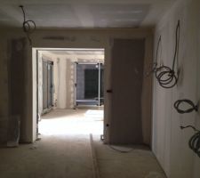 Cusine vue sur porte à galandage donnant sur la salle à manger