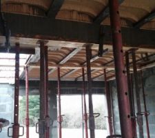 Poutre cot&eacute; salon-salle a manger, avec la porte d'entr&eacute;e et une baie vitr&eacute;e au fond