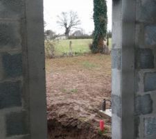 Emplacement porte de sortie du garage à l'arrière de la maison, très propre également.