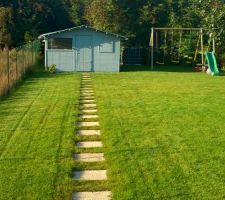 Derri&egrave;re la maison