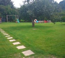 Derri&egrave;re la maison