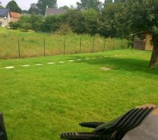 Derri&egrave;re la maison