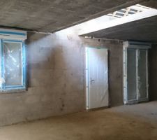 Fenêtre chambre, porte d'entrée et double porte fenêtre.