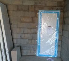 Porte de service donnant sur jardin dans le garage.