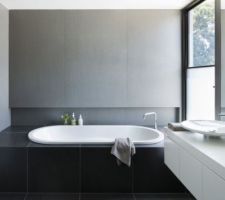 Salle de bain compacte avec un tres beau design. FenÃªtre Ã  fleur de mur.
