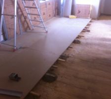 Pose d isolant mur et pose du plancher pour remise a niveau du sol