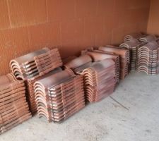 Les tuiles sont bien rangées dans le garage...
bonjour le mal au dos !